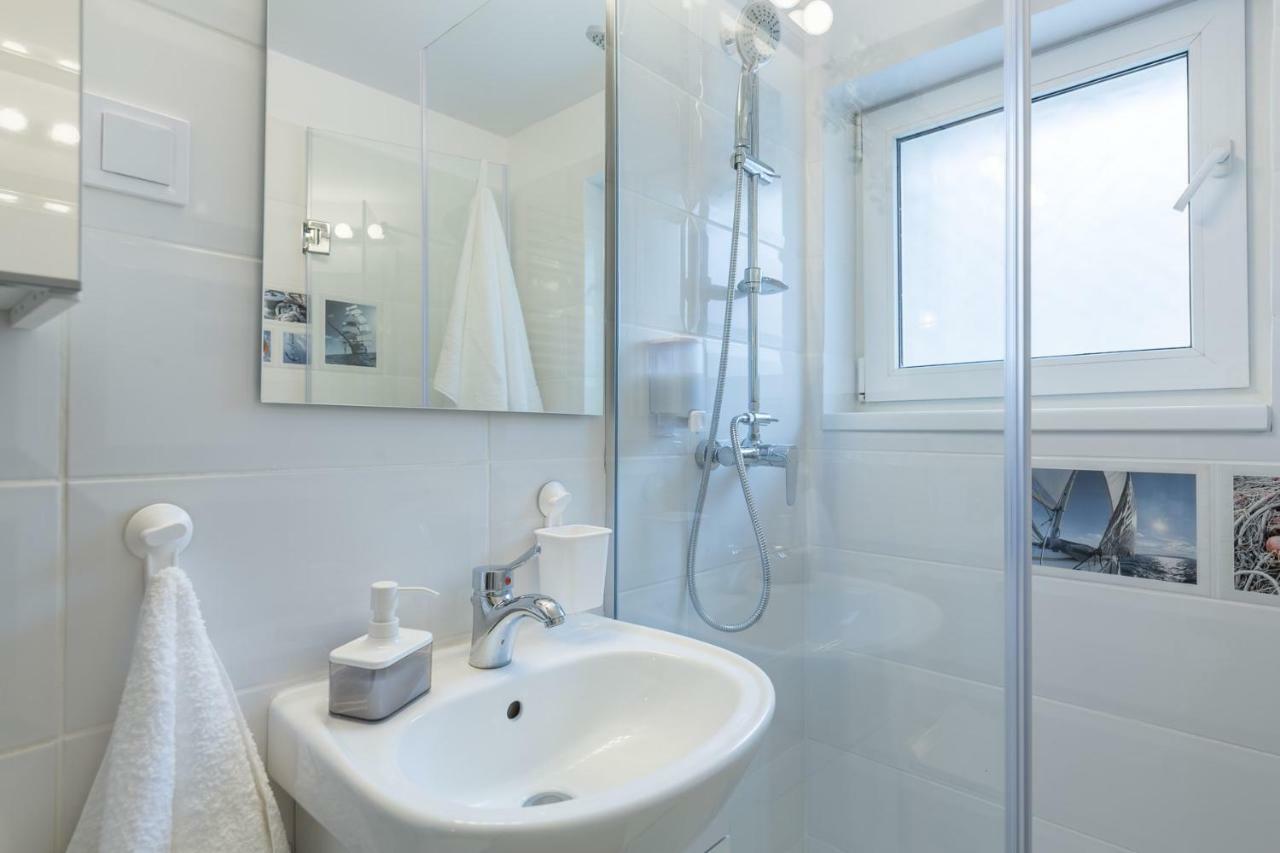 Central Stylish & Cozy One Bedroom Apartment - Adela Accommodation - Ideal For Long Stays Bucarest Exterior foto